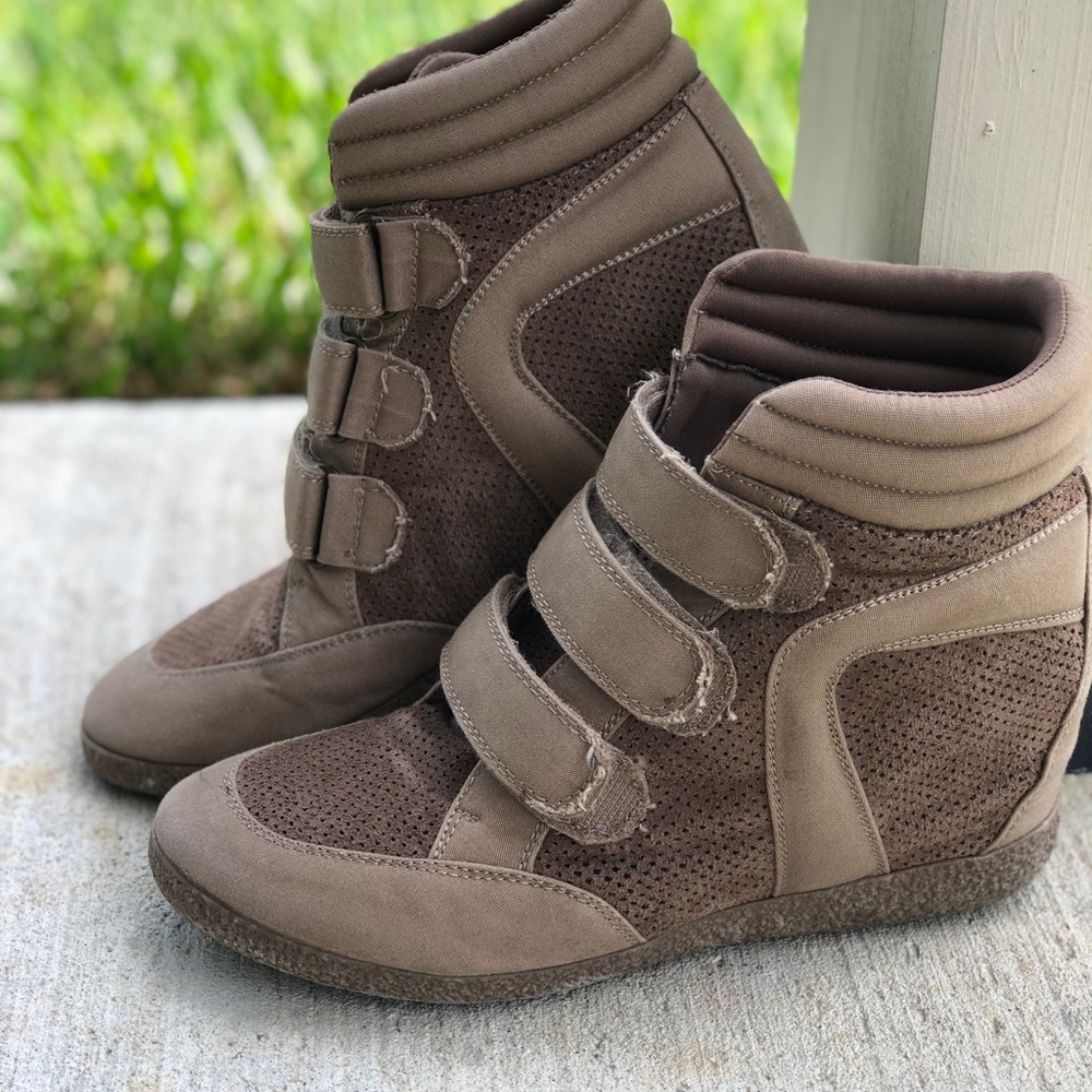 Beige tan Steve Madden wedges